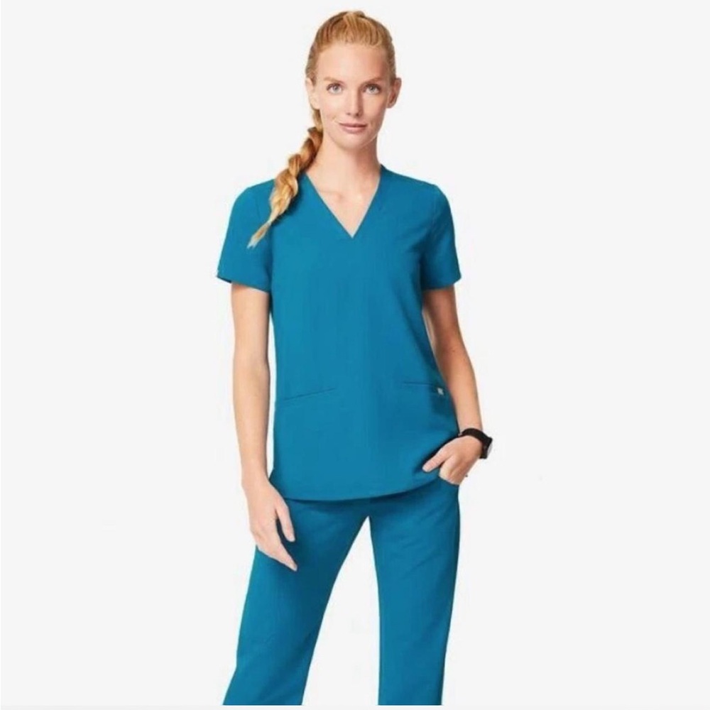 Figs Technical Collection Casma three-Pocket Scrub Top 
Alps Blue 
Size Medium